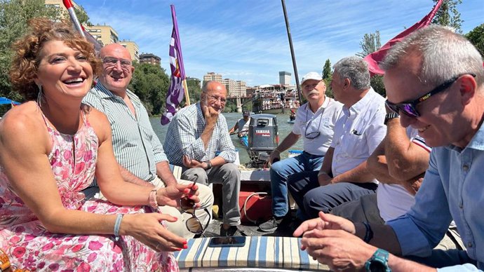 El alcalde de Valladolid, Jesús Julio Carnero, en la procesión fluvial de la Virgen del Carmen.