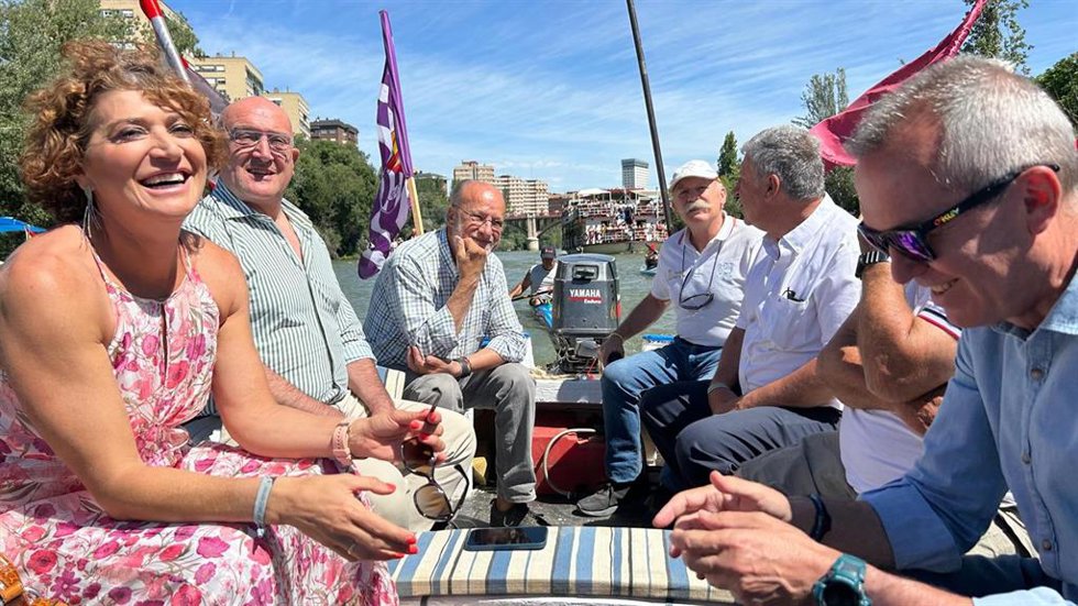 El alcalde de Valladolid, Jesús Julio Carnero, en la procesión fluvial de la Virgen del Carmen.