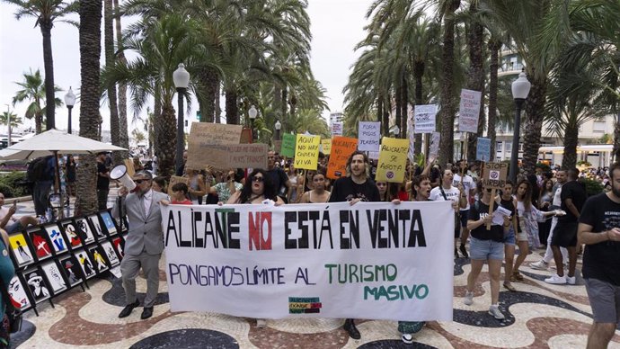 Alicantinos protestan contra la masificación turística al grito de "Alicante no se vende"