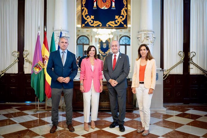 La consejera de Fomento, Articulación del Territorio y Vivienda, Rocío Díaz, y el alcalde de Málaga, Francisco de la Torre, han ratificado el acuerdo transaccional entre Metro de Málaga y Emasa.