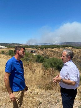 Visita del presidente de la Diputación de Córdoba, Salvador Fuentes, a la zona del incendio forestal de Obejo.