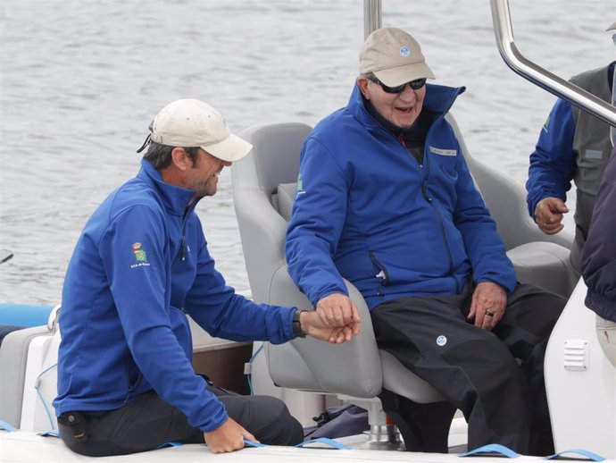 El Rey Juan Carlos embarcando en la lancha "Cristina" en el puerto deportivo