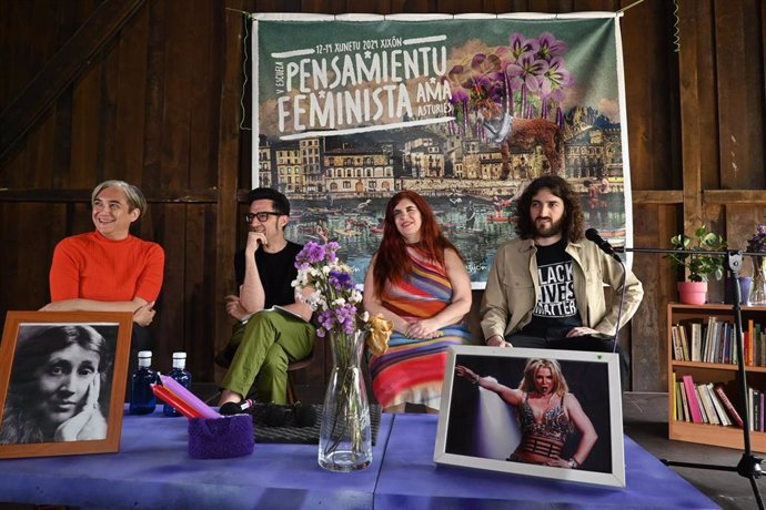 Ada Colau participa en la clausura de la V Escuela de Pensamientu Feminista de AMA Asturies.