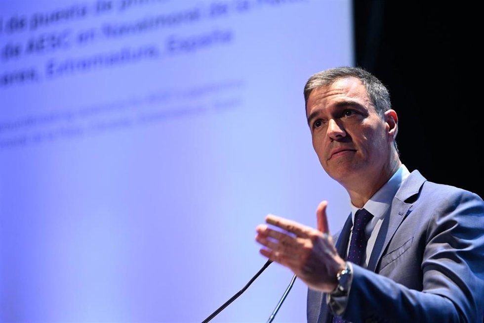 El presidente del Gobierno, Pedro Sánchez, preside el acto de colocación de la primera piedra de la factoría de Envision, a 8 de julio de 2024, en Navalmoral de la Mata, Cáceres, Extremadura (España).  Con este acto comienzan las obras de la segunda gig