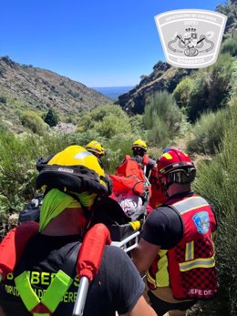 Bomberos del Sepei portean en camilla a la mujer rescatada en la ruta del Trabuquete