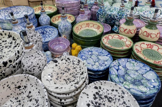 Archivo - Puesto de cerámica artesana.-ARCHIVO