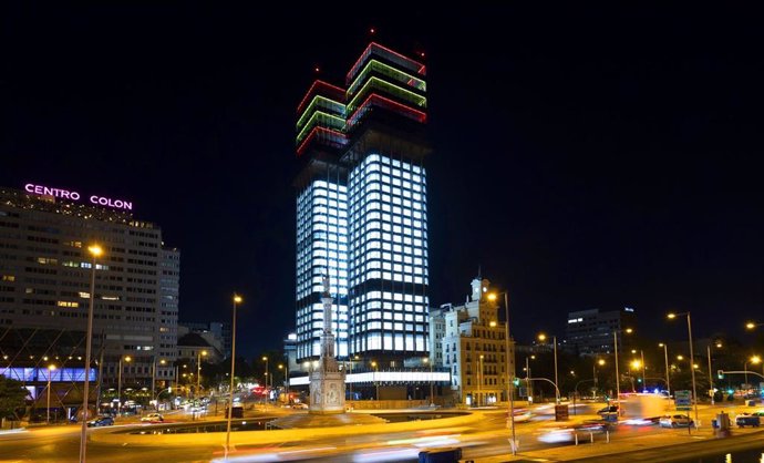 Torres Colón iluminadas con los colores de la bandera de España