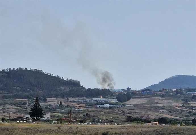 Efectivos del Consorcio de Bomberos de Tenerife trabajan en la extinción de un incendio de rastrojos en un solar en la calle Nateros de La Esperanza, en el municipio de El Rosario, en Tenerife.