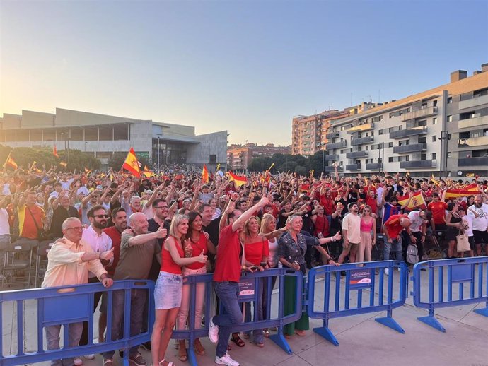 Los aficionados de Badalona al principio del partido