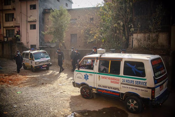 Archivo - Un ambulancia llega a la capital de Nepal, Katmandú, con cuerpos de las víctimas de un sinistro aéreo en Pojara (archivo)