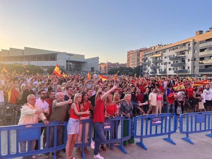 Els afeccionats de Badalona al principi del partit