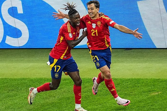 El internacional español  Mikel Oyarzabal celebra con Nico Williams el gol del triunfo de España en la Eurocopa de 2024 en la final contra Inglaterra en el Olímpico de Berlín.