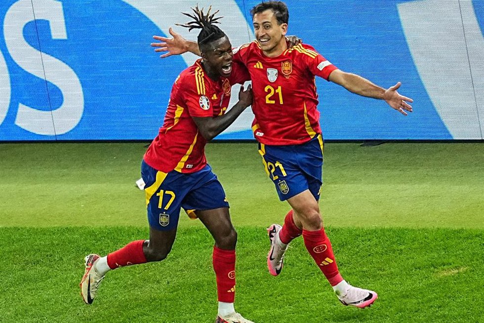 El internacional español Mikel Oyarzabal celebra con Nico Williams el gol del triunfo de España en la Eurocopa de 2024 en la final contra Inglaterra en el Olímpico de Berlín.