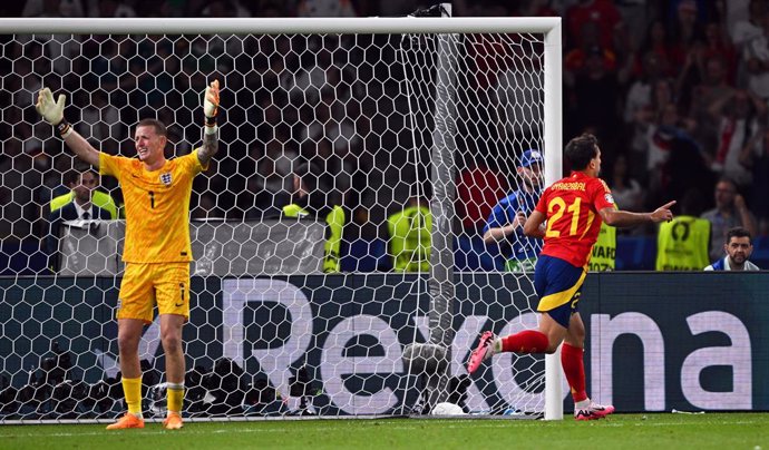 14 July 2024, Berlin: Spain's Mikel Oyarzabal (L) celebrates scoring his side's second goal while  England goalkeeper Jordan Pickford gestures during the UEFA Euro 2024 final soccer match between Spain and England at the Olympic Stadium. Photo: Robert Mic