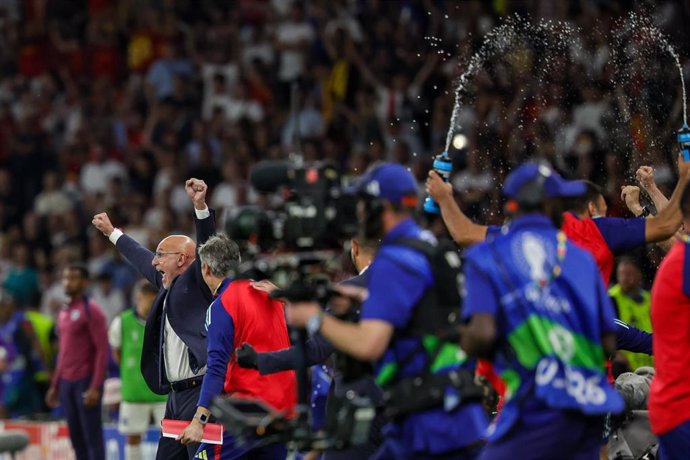 El seleccionador español de fútbol, Luis de la Fuente, celebra el final del partido en el España sumó su cuarta Eurocopa.