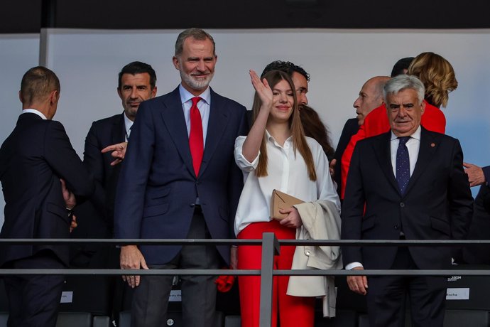 Pedro Rocha junto a SM el Rey Felipe VI y SAR la Infanta Sofía durante la final de la Eurocopa de Alemania