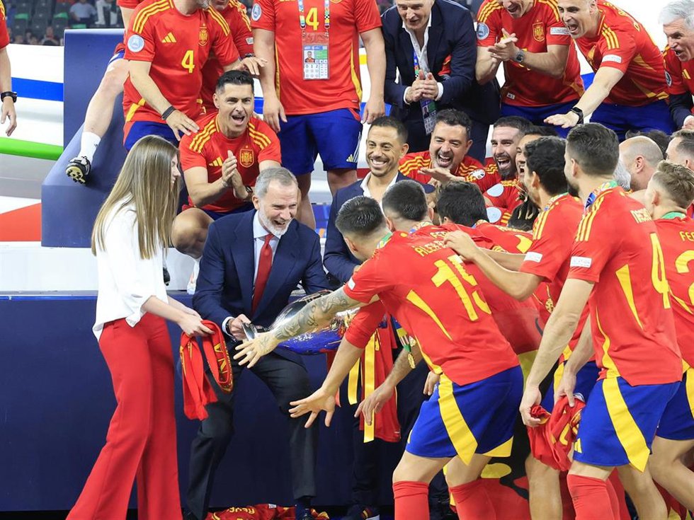 El rey Felipe VI y la infanta Sofía entregan el trofeo de campeones de Europa a la Selección Española