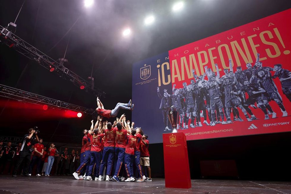 Archivo - Los jugadores de la selección española durante la celebración de la conquista de la Liga de Naciones 2023