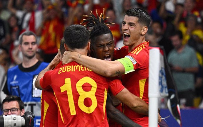 14 July 2024, Berlin: Spain's Nico Williams (C) celebrates scoring his side's first goal with teammates during the UEFA Euro 2024 final soccer match between Spain and England at the Olympic Stadium. Photo: Tom Weller/dpa