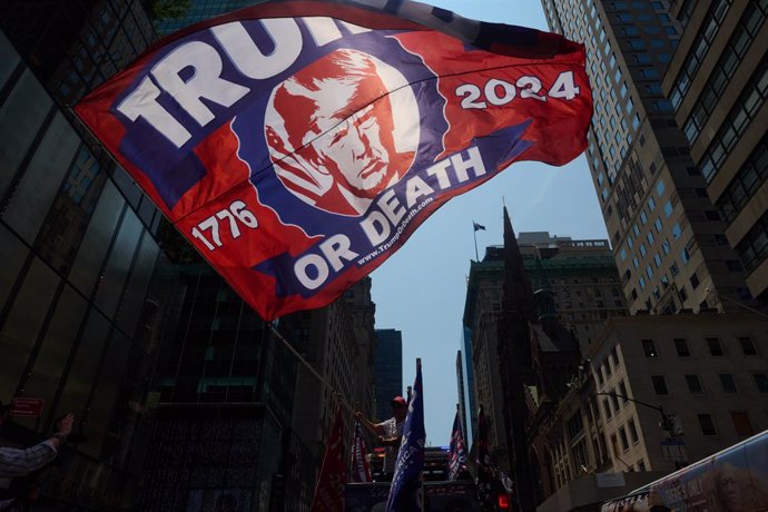 Una gran bandera de "Trump o Mort" oneja enfront de la Torre Trump en la Cinquena Avinguda en un míting en honor a l'ex-president Donald Trump el dia després de rebre un tret en un intent d'assassinat mentre parlava en un míting a Pennsilvània.