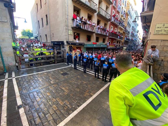 Voluntarios de DYA antes de inicio de uno de los encierros de San Fermín.