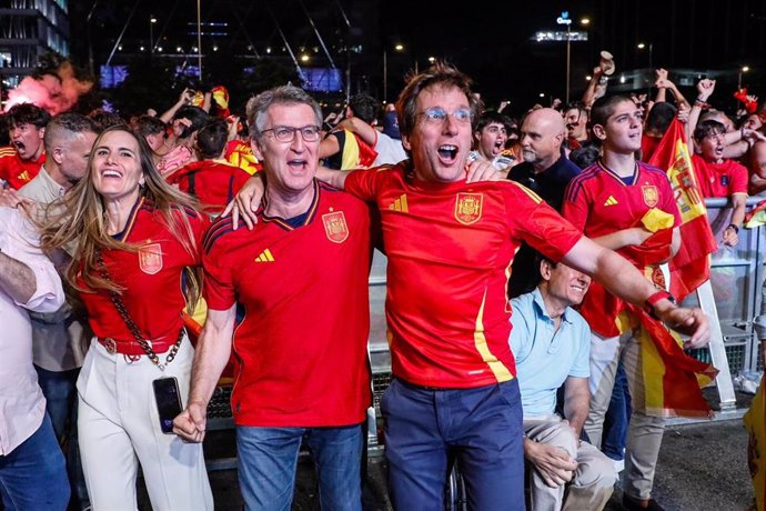 El alcalde de Madrid, José Luis Martínez-Almeida, y el líder nacional del PP, Alberto Núñez Feijóo, ven la final de la EURO 2024 en la Plaza de Colón.