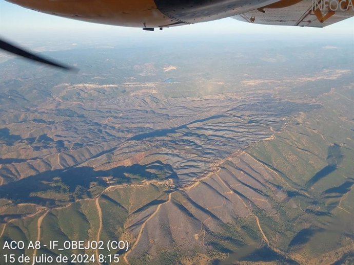 Vista aérea de la zona del incendio de Cerro Muriano, en Obejo (Córdoba), tras incorporación de los primeros medios aéreos a la lucha contra el fuego este lunes.