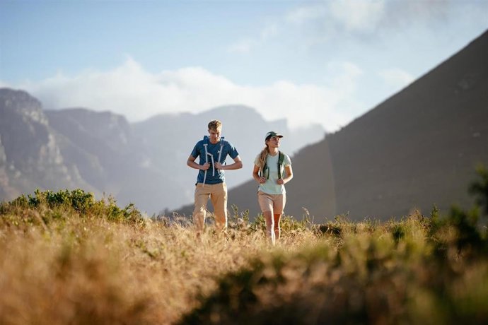 Columbia apuesta por la comodidad y protección en la colección de senderismo para el verano.