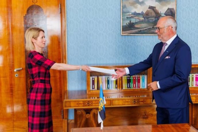 La primera ministra de Estonia, Kaja Kallas, presenta su dimisión al presidente del país, Alar Karis