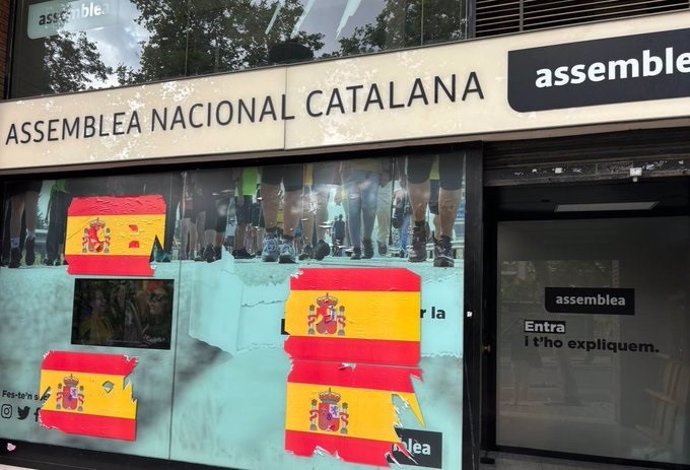 La sede de la ANC amance con banderas españolas pegadas en los cristales