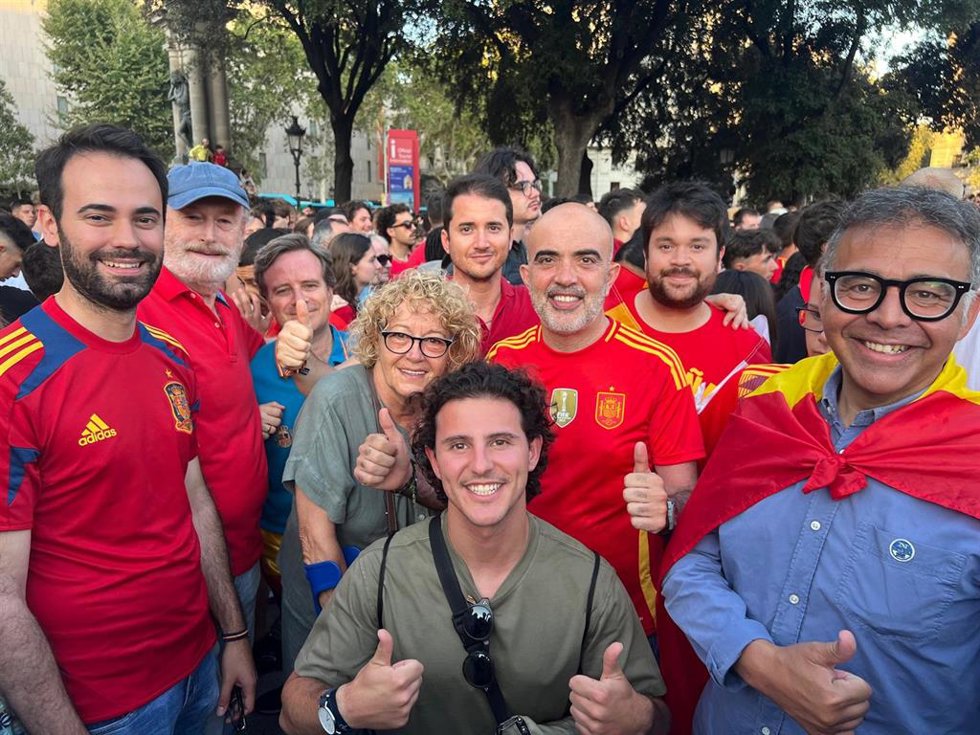 El líder del PP en el Ayuntamiento de Barcelona, Daniel Sirera, acompañado de concejales populares este domingo antes de la final de la Eurocopa 2024.