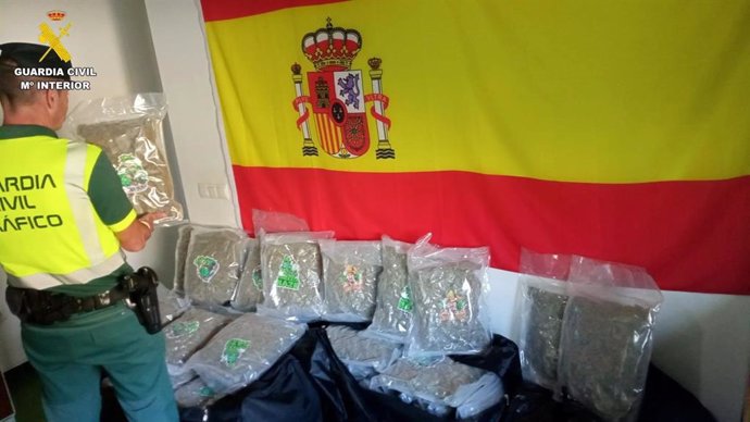 Detenido en la A-4 a la altura de La Campana por tráfico de drogas con más de 84 kilos de marihuana.