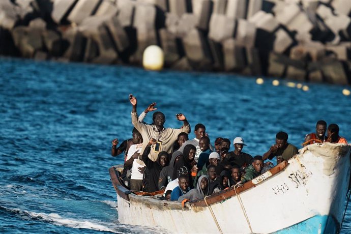 Archivo - Migrantes llegan en su segundo cayuco a El Hierro, a 3 de noviembre de 2023, en El Hierro, Canarias (España). Un segundo cayuco con unos 70 migrantes a bordo ha llegado en la mañana de hoy al puerto de La Restinga, en El Hierro, y al menos cuatr