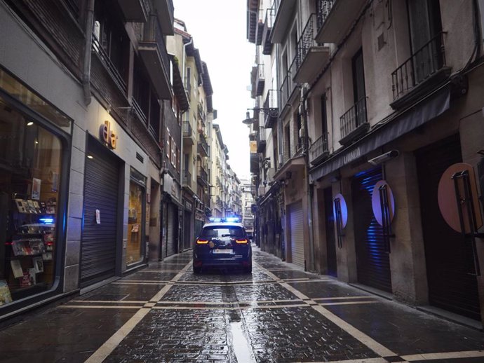 Archivo - Foto de archivo de un coche de la Policía Nacional por el casco viejo de Pamplona.