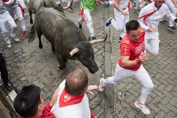 Corredores en el séptimo encierro de los Sanfermines 2024, con toros de la ganadería José Escolar Gil.