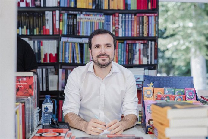 Archivo - El exministro de Consumo, Alberto Garzón, durante la 83ª edición de la Feria del Libro de Madrid, en el Parque del Retiro, a 1 de junio de 2024, en Madrid (España).