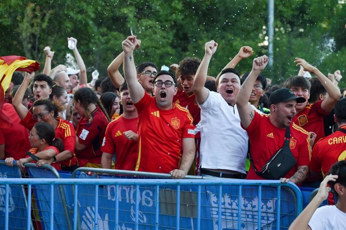 Decenas de personas celebran un gol durante el partido de semifinales de la Eurocopa entre España y Francia visto desde una pantalla gigante en la explanada de Puente del Rey, a 9 de julio de 2024, en Madrid (España). 