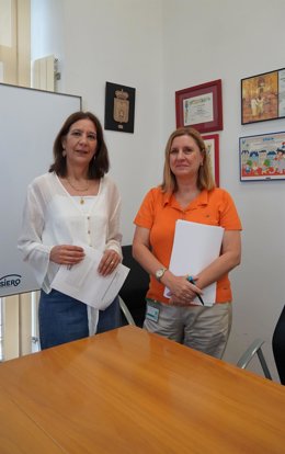 La concejala de Comercio y Hostelería; Movilidad y Transporte Público de Siero, Patricia Antuña, junto a la técnica municipal Amelia Areces.