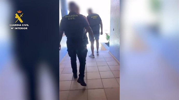 La Guardia Civil de Fuerteventura detuvo el pasado 9 de julio a una persona de 35 años a la que le constaba en vigor una Orden Europea de Detención (OEDE) procedente de Noruega por numerosos delitos económicos relacionados con fraudes