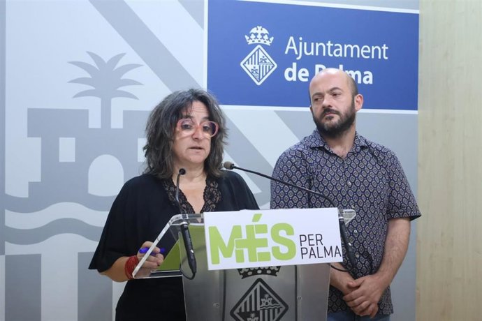 La regidora de MÉS per Palma Kika Coll, junto al también regidor y portavoz adjunto del partido, Miquel ngel Contreras, en rueda de prensa