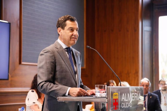 El presidente de la Junta de Andalucía, Juanma Moreno, interviene en el acto de inauguración de las Casas Consistoriales de Almería tras su restauración.