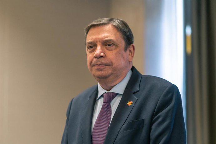 Archivo - El ministro de Agricultura, Pesca y Alimentación, Luis Planas, durante el Foro de Diálogo de la Ganadería Extensiva en España, en el Hotel Beatriz, a 17 de mayo de 2024, en Toledo, Castilla-La Mancha (España). Este foro ha tenido como objetivo a