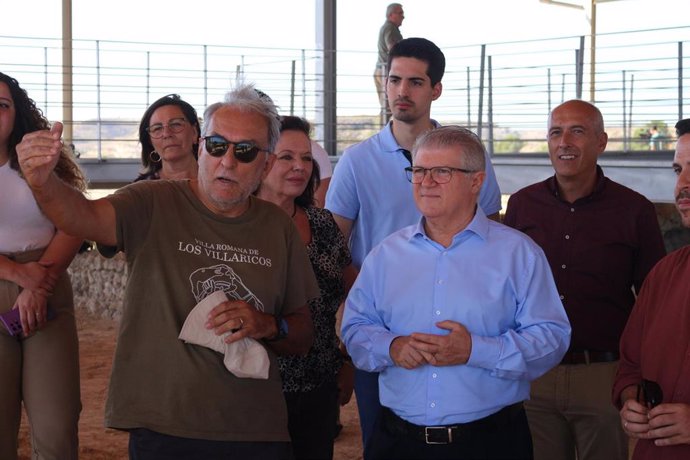 El secretario general del PSOE de la Región de Murcia y portavoz del Grupo Parlamentario Socialista en la Asamblea Regional, Pepe Vélez, a la derecha, durante su visita a Mula