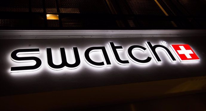 Archivo - FILED - 17 February 2016, Bavaria, Munich: The Swatch logo shines on the facade of the Swatch store in Munich. The Swiss watch and jewellery maker Swatch Group reported on 23 January a full-year rise in net profit on strong demand for its luxury