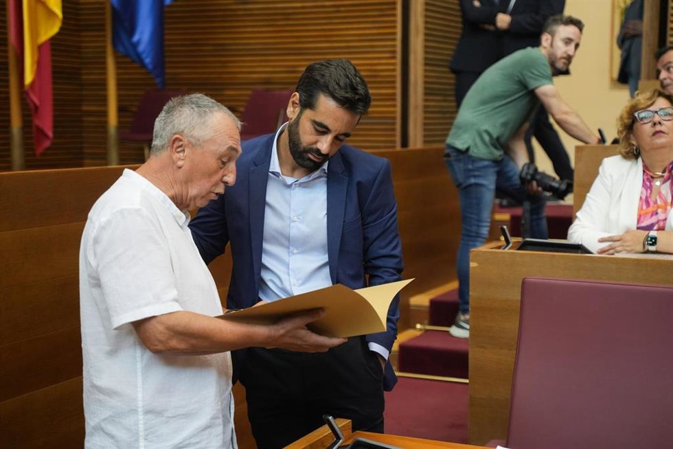 Joan Baldoví y José Muñoz en un pleno de Les Corts