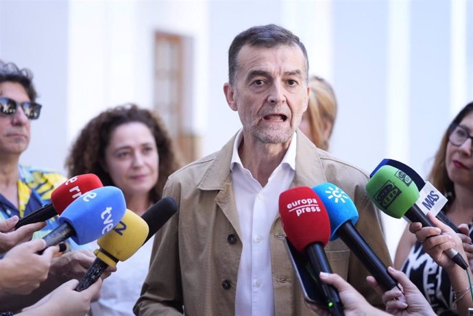 El coordinador general de IU, Antonio Maíllo, en una atención a medios en el Parlamento andaluz con motivo de los diez años de la aprobación de la Ley de Transexualidad en Andalucía.