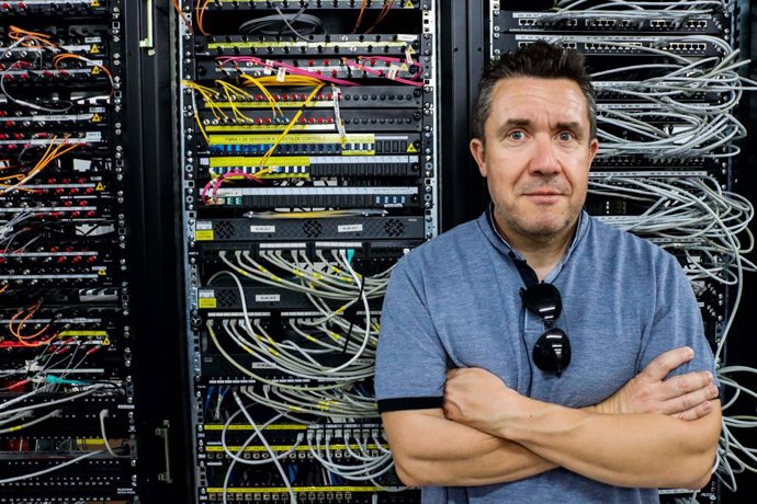 Horacio Pérez en los servidores del Grupo de Investigación 'BIO-HPC' de la UCAM.