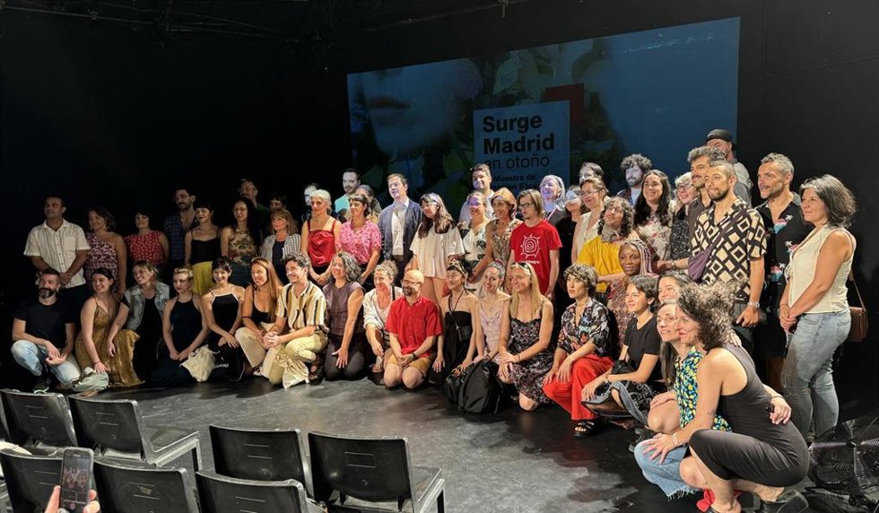 Foto de familia durante la presentación de la XI edición del festival 'Surge Madrid en Otoño', celebrada en el Teatro Pradillo de la capital.