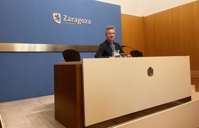 El consejero municipal de Urbanismo, Víctor Serrano, en rueda de prensa.