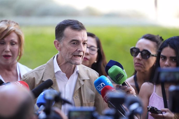 El coordinador general de Izquierda Unida (IU), Antonio Maíllo, en una atención a medios en el marco de la conmemoración del décimo aniversario de la Ley Trans andaluza.